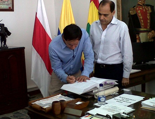 <U>Ante el Gobernador, se posesionó Director de la C.R.A</U><br /> “INICIAMOS CON LA FORMULACIÓN DE UN PLAN DE ACCIÓN AMBIENTAL PARTICIPATIVO”: ALBERTO ESCOLAR - Corporación Autónoma Regional del Atlántico | C.R.A - Continuar trabajando por mejorar cada una de las problemáticas ambientales del departamento, es la principal meta del Director de la Corporación Autónoma Regional del Atlántico, C.R.A, Alberto Escolar, quien recibió posesión de su cargo, ante el Gobernador del Atlántico, José Antonio Segebre.
