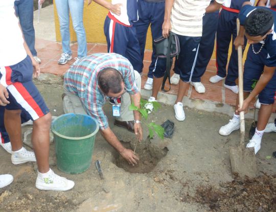 CRA, REALIZO SIEMBRA EN INSTITUCION EDUCATIVA