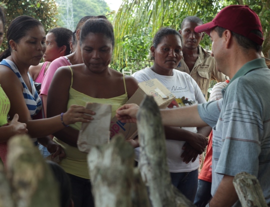 70 FAMILIAS DE ÁREAS PROTEGIDAS SE BENEFICIAN CON VIVEROS COMUNITARIOS PROMOVIDOS POR LA CRA 70 FAMILIAS DE ÁREAS PROTEGIDAS SE BENEFICIAN CON VIVEROS COMUNITARIOS PROMOVIDOS POR LA CRA