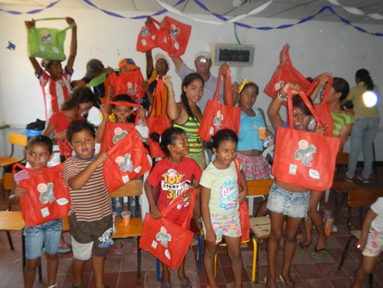 CON ACTIVIDAD LUDICO AMBIENTAL, CRA ENTREGO REGALOS A NIÑOS Y NIÑAS