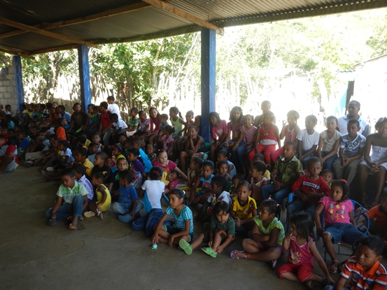 CON ACTIVIDAD LUDICO AMBIENTAL, CRA ENTREGO REGALOS A NIÑOS Y NIÑAS 
