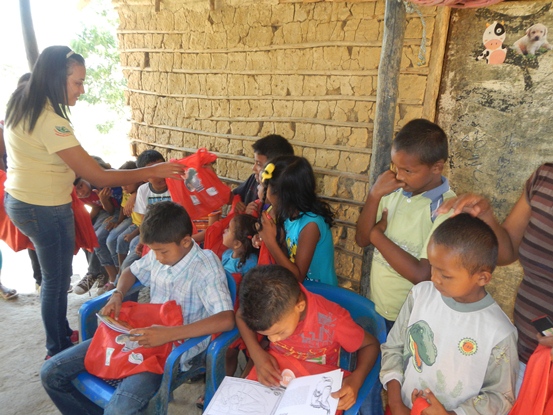CON ACTIVIDAD LUDICO AMBIENTAL, CRA ENTREGO REGALOS A NIÑOS Y NIÑAS 