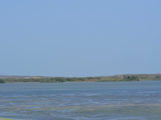 Por intensa sequía<br /> C.R.A INSPECCIONA Y ADOPTA MEDIDAS PARA PREVENIR AFECTACIONES EN CUERPOS DE AGUA - Corporación Autónoma Regional del Atlántico | C.R.A - En visita realizada a la Ciénaga Rincón o Lago del Cisne como es conocida, técnicos de la Corporación Autónoma Regional del Atlántico, C.R.A evidenciaron el estado en qué se encuentra producto de la época de estiaje (caudal mínimo), notando una disminución de aproximadamente un 7% de su espejo de agua, que en total suma unas 53 Hectáreas, las cuales dependen estrictamente de las escorrentías locales, razón por la cual se ve afectado por la ausencia de precipitaciones en la región caribe.