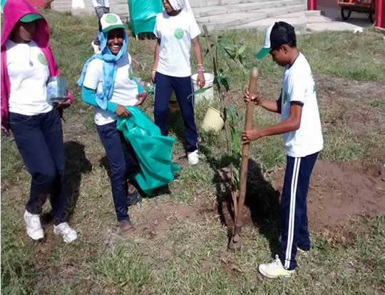 JÓVENES DE SEMILLEROS AMBIENTALES ESCOLARES, SE CAPACITAN EN ARBORIZACIÓN Y LIDERAN SIEMBRAS