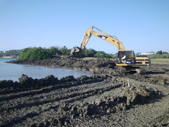 OBRAS EN EL CISNE AVANZAN EN 35%, NO EXISTEN RELLENOS ILEGALES Y NO SE UTILIZA DRAGA POR FALTA DE PROFUNDIDAD: CRA