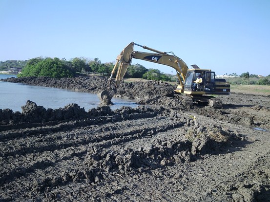 OBRAS EN EL CISNE AVANZAN EN 35%, NO EXISTEN RELLENOS ILEGALES Y NO SE UTILIZA DRAGA POR FALTA DE PROFUNDIDAD: CRA