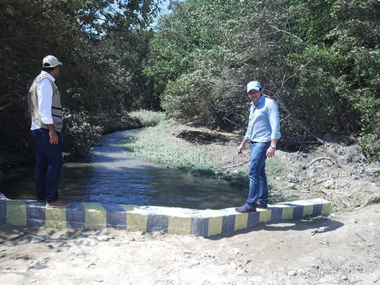 CRA ejecuta obras en 96% <br />CON SISTEMA DE BOX COULVERT, CIÉNAGA DE MALLORQUÍN RECUPERA OXIGENACIÓN Y MEJORA PRODUCTIVIDAD - Corporación Autónoma Regional del Atlántico | C.R.A - CON SISTEMA DE BOX COULVERT, CIÉNAGA DE MALLORQUÍN RECUPERA OXIGENACIÓN Y MEJORA PRODUCTIVIDAD" alt="CRA ejecuta obras en 96% CON SISTEMA DE BOX COULVERT, CIÉNAGA DE MALLORQUÍN RECUPERA OXIGENACIÓN Y MEJORA PRODUCTIVIDAD">Con la construcción de un sistema de tres Box Coulver de paso, acompañados &nbsp;con trampas de sedimento que regulan el suministro de agua desde el río Magdalena hasta la ciénaga Mallorquín, la Corporación Autónoma Regional del Atlántico CRA, &nbsp;garantiza la permanencia del espejo de agua y una mejor calidad del recurso hídrico, evitando con ello las crisis que presentaban cada vez que se taponaba la entrada.Según Alberto Escolar, director de la CRA, con el sistema de &nbsp;Box Coulvert, se garantiza la oxigenación en la ciénaga de Mallorquín, regulando su comportamiento hidráulico y mejorando notablemente sus condiciones, que hoy la conducen a mayor productividad, como lo han anhelado los barranquilleros. En los trabajos de recuperación se incluye el retiro de sedimento, que ha avanzado con la extracción de 1,412 metros cúbicos. En general, la ejecución de dichos trabajos se encuentra en un 96%. &nbsp;Esta obra se constituye una gran aporte para la recuperación y conservación de este recurso natural, porque permitirá el restablecimiento del paso de agua desde el río Magdalena, que por años se venía haciendo con unas tuberías instaladas desde 1990, las cuales se terminaban colmatando y generando sedimentación nociva para el cuerpo de agua.El proyecto representa una inversión de $40 mil millones, de los cuales ya se han ejecutado $39.569 millones y aún falta intervenir sectores en los que se hace necesario profundizar por el nivel de sedimento, además que se trabaja paralelamente en el diseño de la estabilización de la barra, que es la que comunica la Ciénaga con el río.También se puede apreciar la recuperación de los canales de interconexión, que se encuentran completamente limpios y renovados, con la siembra de 50 mil plántulas de mangle rojo para restablecer la cobertura manglárica de la zona.Los trabajos se han ejecutado de manera integral, en el marco de un proyecto que incluyó la recuperación de los caños de Barranquilla, en donde se han retirado 96.036 metros cúbicos de sedimentos, de los cuales 52.795 se retiraron en caño Arriba, 25.140 en caño Ahuyama &nbsp;y 18.101 m3 en caño Mercado.Estas obras según Escolar, han sido impulso para la proyección de otras importantes intervenciones que ha realizado la Alcaldía de Barranquilla, como la construcción de la Avenida del río, la recuperación de la Intendencia fluvial y en general toda la recuperación del centro histórico de la ciudad. "Son un complemento a tan importantes obras para Barranquilla, impactando positivamente no solo el ambiente y entorno, sino su desarrollo en general y la Corporación no ha sido ajena en coadyuvar este propósito", concluyó.