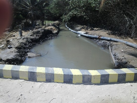 CRA ejecuta obras en 96% <br />CON SISTEMA DE BOX COULVERT, CIÉNAGA DE MALLORQUÍN RECUPERA OXIGENACIÓN Y MEJORA PRODUCTIVIDAD - Corporación Autónoma Regional del Atlántico | C.R.A - CON SISTEMA DE BOX COULVERT, CIÉNAGA DE MALLORQUÍN RECUPERA OXIGENACIÓN Y MEJORA PRODUCTIVIDAD" alt="CRA ejecuta obras en 96% CON SISTEMA DE BOX COULVERT, CIÉNAGA DE MALLORQUÍN RECUPERA OXIGENACIÓN Y MEJORA PRODUCTIVIDAD">Con la construcción de un sistema de tres Box Coulver de paso, acompañados &nbsp;con trampas de sedimento que regulan el suministro de agua desde el río Magdalena hasta la ciénaga Mallorquín, la Corporación Autónoma Regional del Atlántico CRA, &nbsp;garantiza la permanencia del espejo de agua y una mejor calidad del recurso hídrico, evitando con ello las crisis que presentaban cada vez que se taponaba la entrada.Según Alberto Escolar, director de la CRA, con el sistema de &nbsp;Box Coulvert, se garantiza la oxigenación en la ciénaga de Mallorquín, regulando su comportamiento hidráulico y mejorando notablemente sus condiciones, que hoy la conducen a mayor productividad, como lo han anhelado los barranquilleros. En los trabajos de recuperación se incluye el retiro de sedimento, que ha avanzado con la extracción de 1,412 metros cúbicos. En general, la ejecución de dichos trabajos se encuentra en un 96%. &nbsp;Esta obra se constituye una gran aporte para la recuperación y conservación de este recurso natural, porque permitirá el restablecimiento del paso de agua desde el río Magdalena, que por años se venía haciendo con unas tuberías instaladas desde 1990, las cuales se terminaban colmatando y generando sedimentación nociva para el cuerpo de agua.El proyecto representa una inversión de $40 mil millones, de los cuales ya se han ejecutado $39.569 millones y aún falta intervenir sectores en los que se hace necesario profundizar por el nivel de sedimento, además que se trabaja paralelamente en el diseño de la estabilización de la barra, que es la que comunica la Ciénaga con el río.También se puede apreciar la recuperación de los canales de interconexión, que se encuentran completamente limpios y renovados, con la siembra de 50 mil plántulas de mangle rojo para restablecer la cobertura manglárica de la zona.Los trabajos se han ejecutado de manera integral, en el marco de un proyecto que incluyó la recuperación de los caños de Barranquilla, en donde se han retirado 96.036 metros cúbicos de sedimentos, de los cuales 52.795 se retiraron en caño Arriba, 25.140 en caño Ahuyama &nbsp;y 18.101 m3 en caño Mercado.Estas obras según Escolar, han sido impulso para la proyección de otras importantes intervenciones que ha realizado la Alcaldía de Barranquilla, como la construcción de la Avenida del río, la recuperación de la Intendencia fluvial y en general toda la recuperación del centro histórico de la ciudad. "Son un complemento a tan importantes obras para Barranquilla, impactando positivamente no solo el ambiente y entorno, sino su desarrollo en general y la Corporación no ha sido ajena en coadyuvar este propósito", concluyó.