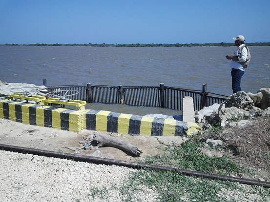 CRA ejecuta obras en 96% <br />CON SISTEMA DE BOX COULVERT, CIÉNAGA DE MALLORQUÍN RECUPERA OXIGENACIÓN Y MEJORA PRODUCTIVIDAD - Corporación Autónoma Regional del Atlántico | C.R.A - CON SISTEMA DE BOX COULVERT, CIÉNAGA DE MALLORQUÍN RECUPERA OXIGENACIÓN Y MEJORA PRODUCTIVIDAD" alt="CRA ejecuta obras en 96% CON SISTEMA DE BOX COULVERT, CIÉNAGA DE MALLORQUÍN RECUPERA OXIGENACIÓN Y MEJORA PRODUCTIVIDAD">Con la construcción de un sistema de tres Box Coulver de paso, acompañados &nbsp;con trampas de sedimento que regulan el suministro de agua desde el río Magdalena hasta la ciénaga Mallorquín, la Corporación Autónoma Regional del Atlántico CRA, &nbsp;garantiza la permanencia del espejo de agua y una mejor calidad del recurso hídrico, evitando con ello las crisis que presentaban cada vez que se taponaba la entrada.Según Alberto Escolar, director de la CRA, con el sistema de &nbsp;Box Coulvert, se garantiza la oxigenación en la ciénaga de Mallorquín, regulando su comportamiento hidráulico y mejorando notablemente sus condiciones, que hoy la conducen a mayor productividad, como lo han anhelado los barranquilleros. En los trabajos de recuperación se incluye el retiro de sedimento, que ha avanzado con la extracción de 1,412 metros cúbicos. En general, la ejecución de dichos trabajos se encuentra en un 96%. &nbsp;Esta obra se constituye una gran aporte para la recuperación y conservación de este recurso natural, porque permitirá el restablecimiento del paso de agua desde el río Magdalena, que por años se venía haciendo con unas tuberías instaladas desde 1990, las cuales se terminaban colmatando y generando sedimentación nociva para el cuerpo de agua.El proyecto representa una inversión de $40 mil millones, de los cuales ya se han ejecutado $39.569 millones y aún falta intervenir sectores en los que se hace necesario profundizar por el nivel de sedimento, además que se trabaja paralelamente en el diseño de la estabilización de la barra, que es la que comunica la Ciénaga con el río.También se puede apreciar la recuperación de los canales de interconexión, que se encuentran completamente limpios y renovados, con la siembra de 50 mil plántulas de mangle rojo para restablecer la cobertura manglárica de la zona.Los trabajos se han ejecutado de manera integral, en el marco de un proyecto que incluyó la recuperación de los caños de Barranquilla, en donde se han retirado 96.036 metros cúbicos de sedimentos, de los cuales 52.795 se retiraron en caño Arriba, 25.140 en caño Ahuyama &nbsp;y 18.101 m3 en caño Mercado.Estas obras según Escolar, han sido impulso para la proyección de otras importantes intervenciones que ha realizado la Alcaldía de Barranquilla, como la construcción de la Avenida del río, la recuperación de la Intendencia fluvial y en general toda la recuperación del centro histórico de la ciudad. "Son un complemento a tan importantes obras para Barranquilla, impactando positivamente no solo el ambiente y entorno, sino su desarrollo en general y la Corporación no ha sido ajena en coadyuvar este propósito", concluyó.