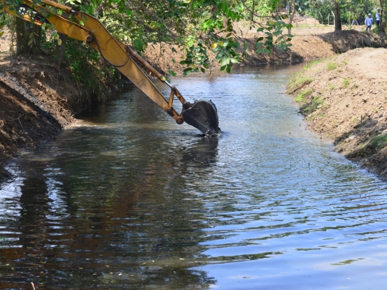Inversión alcanza los $800 millones. <br />CRA AVANZA EN RECUPERACIÓN DEL COMPLEJO DE HUMEDALES DE MALAMBO Y PALMAR DE VARELA. - Corporación Autónoma Regional del Atlántico | C.R.A - CRA AVANZA EN RECUPERACIÓN DEL COMPLEJO DE HUMEDALES DE MALAMBO Y PALMAR DE VARELA." alt="Inversión alcanza los $800 millones. CRA AVANZA EN RECUPERACIÓN DEL COMPLEJO DE HUMEDALES DE MALAMBO Y PALMAR DE VARELA.">*&nbsp;Se intervienen ciénaga de Malambo. Además Caño Luisa y Caño Tigre en Palmar de Varela.* Actualmente los trabajos avanzan en un 70%. &nbsp;&nbsp;Con el fin de garantizar la sostenibilidad del complejo de humedales de la vertiente occidental del Río Magdalena, la Corporación Autónoma Regional del Atlántico, avanza en la rectificación, nivelación y recuperación ambiental del Caño de interconexión entre la Ciénaga del convento y la ciénaga de Malambo, los cuales impiden el correcto funcionamiento hidráulico y reducen la capacidad de almacenamiento de este ecosistema.&nbsp;En Malambo, las obras representan una inversión de $170 millones y consisten específicamente en retirar 2.657 M3 del caño que interconecta el sistema, como medida para reducir los efectos de los cambios que produce la variabilidad climática, que afectan actualmente todo el sistema hídrico que integra el Complejo de humedales del Río Magdalena y recuperar ambientalmente la flora y fauna de dicho ecosistema.&nbsp;Para ejecutar estas obras, la Corporación priorizó zonas vulnerables de cada municipio en 12.000 metros lineales para intervenir con limpieza, canalización, diques de protección y muros de contención, con inversiones que están encaminadas a la planificación territorial y obras civiles para la mitigación de este riesgo en zonas identificadas.&nbsp;En este sentido, se evidenció también la necesidad de realizar la rectificación, retiro de sedimentos y mantenimiento para recuperar la capacidad de drenaje de Caño Tigre y Caño Luisa, en el municipio de Palmar de Varela, que permitirá mejorar la interconexión hídrica con el Rio Magdalena y los complejos de humedales existentes en esta zona. En Tigre se extraen 2.787 m3 de sedimentos y en Luisa otros 4.100 m3 de sedimentos. Ambas obras suman una inversión de $538 millones.&nbsp;La CRA ejecuta estos trabajos en cumplimiento de su Plan de Acción 2012 – 2015, contempladas en el programa Gestión para la Prevención del Riesgo, a través del cual se trabaja para la reducción de la vulnerabilidad ante eventos de inundación y remoción en masa.&nbsp;&nbsp;Cabe resaltar, que en los mapas del departamento del Atlántico se observa que la zona de mayor susceptibilidad es el sur del departamento debido a su topografía, su cercanía con el río Magdalena y el Canal del Dique. En municipios como Malambo y Palmar de Varela, se observa que los riesgos de inundación están ligados a los arroyos y escorrentías superficiales que los afectan en temporadas de lluvias.&nbsp;Alberto Escolar, director de la CRA señaló que “durante los últimos años el Atlántico no ha sido ajeno al cambio climático, &nbsp;pasando primero por un Fenómeno de la Niña, el cual trajo consigo desastres e inundaciones, remociones en masa y erosión de suelos y actualmente enfrenta la llegada del fenómeno del Niño, con escasez de agua que incide directamente en los incendios forestales y desabastecimiento del recurso hídrico”, reiterando el compromiso de la CRA en continuar implementando acciones de mitigación a los efectos que se han generado.