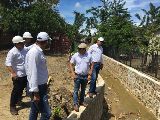 DIRECTOR DE LA CRA INSPECCIONA OBRAS DE MITIGACION DE EFECTOS DEL CAMBIO CLIMATICO Y REDUCCION DEL RIESGO DIRECTOR DE LA CRA INSPECCIONA OBRAS DE MITIGACION DE EFECTOS DEL CAMBIO CLIMATICO Y REDUCCION DEL RIESGO