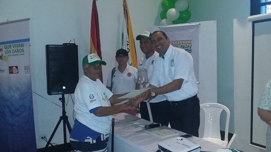 Caños del mercado ahora tienen quien los cuide.