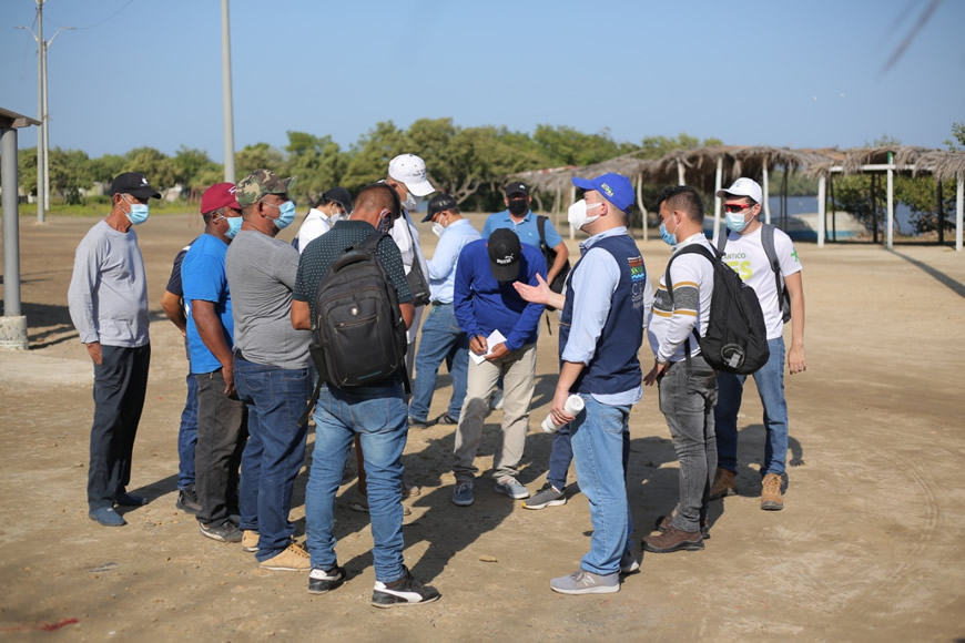 C.R.A Grupo Argos y ONG Conservación Internacional, lideran iniciativa con comunidades para uso sostenible de la ciénaga de mallorquín. - Corporación Autónoma Regional del Atlántico | C.R.A - En el marco de la alianza generada entre la Corporación Autónoma Regional del Atlántico C.R.A, Grupo Argos y la ONG Conservación Internacional, se realizó una visita de reconocimiento a la ciénaga del Mallorquín, con el fin de identificar los puntos críticos, sensibles y de interés para la Corporación y para la comunidad pesquera, como preámbulo al inicio este año, de un proyecto de restauración activa y pasiva y programas de educación ambiental, integrando a la comunidad en el uso sostenible de la ciénaga, tanto para su actividad pesquera como ecoturística. 