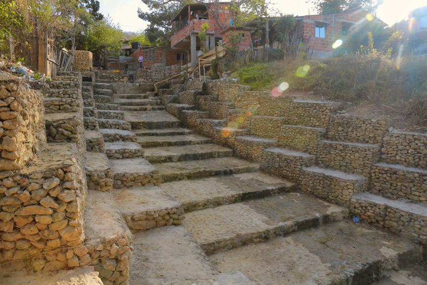 C.R.A entregó obras de recuperación de arroyos Ancla, La Rosita y Salgar, en Puerto Colombia. 1 C.R.A entregó obras de recuperación de arroyos Ancla, La Rosita y Salgar, en Puerto Colombia. - Corporación Autónoma Regional del Atlántico | C.R.A - Un total de 570 metros lineales intervenidos en los arroyos El Ancla, La Rosita y Solimar, en Salgar, fueron culminados y entregados por la Corporación Autónoma Regional del Atlántico, oficialmente al municipio de Puerto Colombia. En total se intervinieron 206 metros lineales en los dos primeros, en cada uno y 158 en Salgar, cuya ejecución estuvo a cargo del Consorcio de Obras de Ingeniería y Suministros.