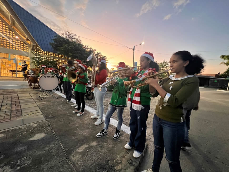 C.R.A REGALA ALEGRIA A NIÑOS DE PIOJO Y LA PEÑA - Corporación Autónoma Regional del Atlántico | C.R.A - En el marco de la víspera de Navidad y como iniciativa para llevarle alegría a los niños y niñas, la Corporación Autónoma Regional del Atlántico C.R.A brindará un show musical a cargo de la Fundación Bombardinos de Colombia, para las niñas y niños afectados por los deslizamientos y emergencias presentadas por las lluvias en el municipio de Piojó y el corregimiento de La Peña, en Sabanalarga.