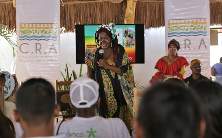 C.R.A. fortalece estrategia educativa con las comunidades étnicas del Atlántico 1 C.R.A. fortalece estrategia educativa con las comunidades étnicas del Atlántico - Corporación Autónoma Regional del Atlántico | C.R.A - En el marco del fortalecimiento y conservación de las etnias del departamento del Atlántico, su cultura ancestral y sus aportes al medio ambiente, la Corporación Autónoma Regional del Atlántico C.R.A., implementó un proyecto a través del cual, capacitó 120 miembros de las comunidades NARP de Candelaria, Luruaco, Manatí, Polonuevo, Piojó, Juan de Acosta, Palmar de Varela y Repelón.