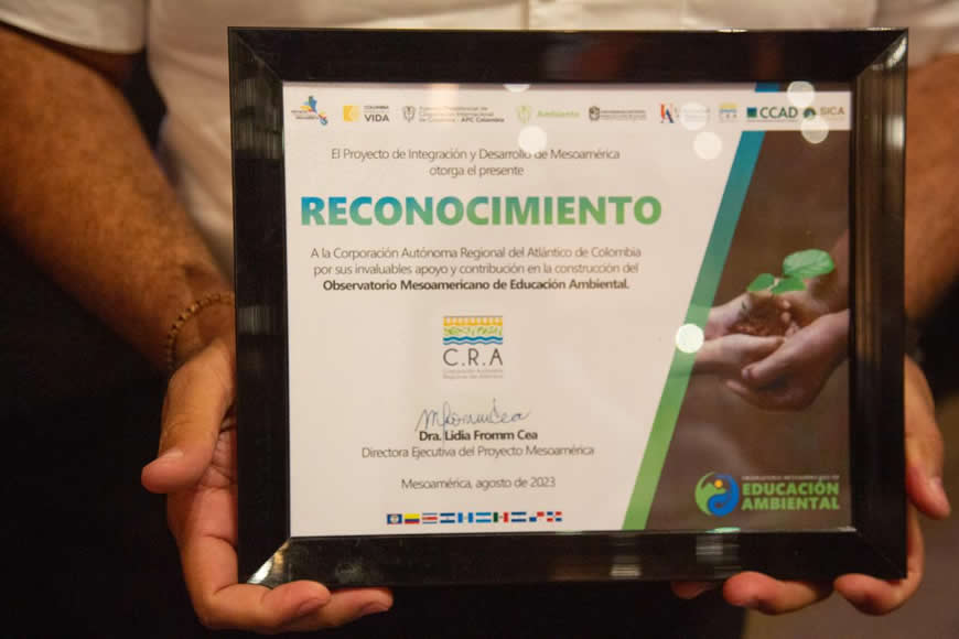 C.R.A. recibe reconocimiento internacional, por su aporte a la educación ambiental - Corporación Autónoma Regional del Atlántico | C.R.A - En el marco del encuentro internacional para la creación y fortalecimiento del Primer Observatorio Mesoamericano de Educación Ambiental, que se desarrolla en el centro cultural de la sede norte de la Universidad del Atlántico del 16 al 18 de agosto, la Corporación Autónoma Regional del Atlántico (C.R.A.) recibió un reconocimiento por parte del Proyecto de Integración y Desarrollo de Mesoamérica, por su aporte a la educación ambiental y al Observatorio.