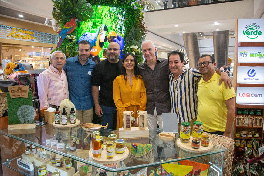 Ya abrió sus puertas ‘ATLÁNTICO VERDE’, la primera tienda en el Caribe de Negocios Verdes. 1 Ya abrió sus puertas ‘ATLÁNTICO VERDE’, la primera tienda en el Caribe de Negocios Verdes. - Corporación Autónoma Regional del Atlántico | C.R.A - Por primera vez, los negocios verdes del Atlántico tienen su propia tienda para la comercialización de sus productos y servicios. Se trata de ‘Atlántico Verde’, un espacio creado para dar a conocer las marcas que le aportan a la conservación y el uso sostenible de los recursos naturales en el Departamento.