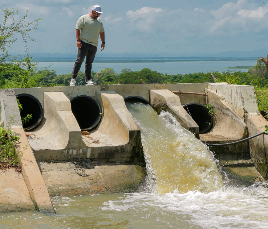 En un 90% avanza recuperación del Distrito de Riego de Repelón y Santa Lucía - Corporación Autónoma Regional del Atlántico | C.R.A - La Corporación Autónoma Regional del Atlántico –C.R.A, en alianza con la Gobernación del Atlántico, avanza en las obras de rehabilitación del Distrito de Riego, que beneficia los municipios de Repelón y Santa Lucía, para garantizar la suficiencia y confiabilidad del recurso hídrico, necesario para el desarrollo de los proyectos agropecuarios en el departamento del Atlántico.