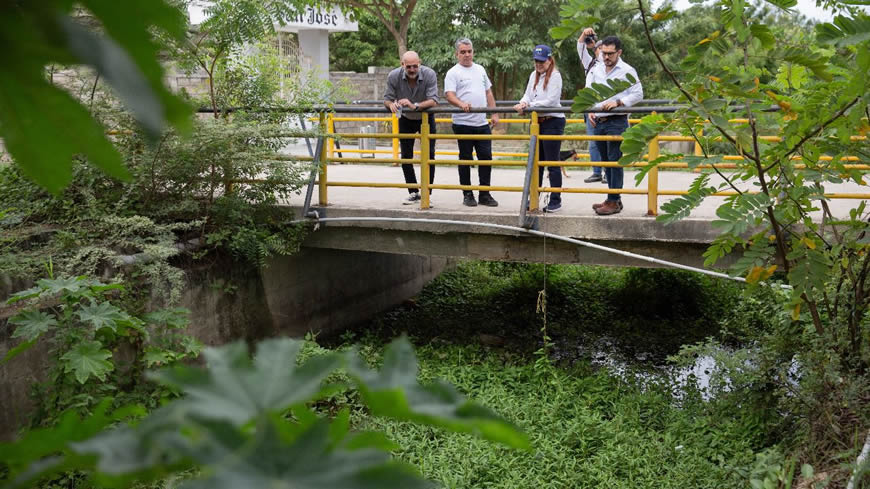 C.R.A. inspecciona puntos críticos en el Atlántico - Corporación Autónoma Regional del Atlántico | C.R.A - En el marco de sus competencias en el conocimiento y la prevención del riesgo de desastres, la Corporación Autónoma Regional del Atlántico - C.R.A., realiza recorridos con los alcaldes y  secretarios de los municipios de Sabanagrande, Campo de la Cruz, Repelón, Juan de Acosta, Baranda y Usiacurí, con el propósito de socializar los mapas de susceptibilidad de amenaza por inundación y remoción en masa, e identificar los puntos críticos que puedan ocasionar algún tipo de emergencia ante la llegada de la primera temporada de lluvias, asociada a la época de huracanes y la posibilidad de presencia en el territorio del fenómeno de La Niña, pronosticada para el segundo semestre del año.