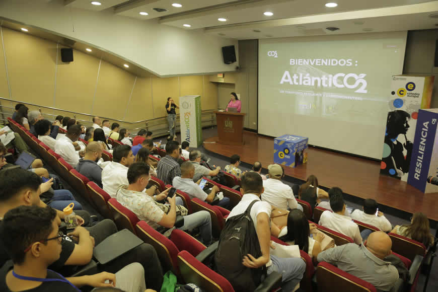 AtlántiCO2: Una estrategia que impulsa la sostenibilidad y la carbononeutralidad 1 AtlántiCO2: Una estrategia que impulsa la sostenibilidad y la carbononeutralidad - Corporación Autónoma Regional del Atlántico | C.R.A - Con la participación de expertos nacionales e internacionales, así como representantes del Estado, el sector productivo, la academia y la sociedad civil, el evento "AtlántiCO2: Territorio Resiliente y Carbononeutral" finalizó exitosamente en el marco de la Cátedra Europa de la Universidad del Norte. Este encuentro fue clave para presentar los avances en sostenibilidad del departamento del Atlántico y definir la ruta hacia un territorio más resiliente y comprometido con la carbononeutralidad.