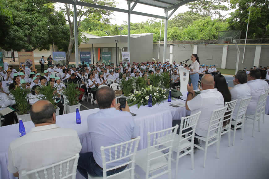 La C.R.A. consolida su liderazgo ambiental con una nueva temporada de la ERLA 2 La C.R.A. consolida su liderazgo ambiental con una nueva temporada de la ERLA - Corporación Autónoma Regional del Atlántico | C.R.A - La Corporación Autónoma Regional del Atlántico (C.R.A.) anuncia el regreso de la Escuela Regional de Liderazgo Ambiental (ERLA), su programa de formación para jóvenes líderes ambientales en el departamento, que en 2025 reafirma su compromiso con el fortalecimiento de capacidades locales y la participación de la juventud en la protección y gestión sostenible de los territorios.