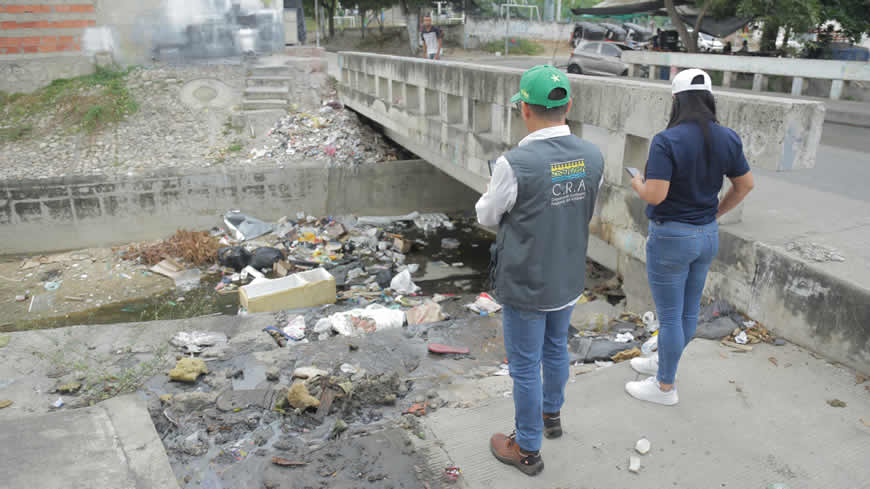 C.R.A. verificó puntos críticos en municipios con afectaciones en la prestación del servicio público de aseo 1 C.R.A. verificó puntos críticos en municipios con afectaciones en la prestación del servicio público de aseo - Corporación Autónoma Regional del Atlántico | C.R.A - Tras las graves denuncias sobre la posible contaminación generada por la acumulación de residuos ordinarios en diferentes municipios del departamento del Atlántico, y en ejercicio de las funciones de vigilancia y control sobre los recursos naturales y el ambiente, la C.R.A a través de su Centro de Reacción Inmediata Ambiental, realizó este 21 y 22 de junio de 2025 visitas técnicas de inspección en seis de los puntos críticos denunciados por la comunidad con la finalidad de verificar posibles afectaciones ambientales. En las visitas realizadas a los municipios de Soledad, Malambo, Galapa, Puerto Colombia, Tubará y Juan de Acosta, esta autoridad constató que persisten puntos críticos en donde se encontraron residuos sólidos dispuestos de forma inadecuada en espacios públicos, sobre el suelo, aceras y lotes baldíos. Se hallaron residuos como: papel, cartón, icopor, sofás, plásticos de baja y alta densidad, podas y residuos de construcción y demolición, entre otros. También, se evidenció la presencia de fauna y avifauna buscando alimento dentro de los residuos sólidos. La problemática denunciada está relacionada con la prestación de un servicio público esencial, cuya competencia le corresponde a las entidades territoriales, y este en la mayoria de los casos es prestado a través de empresas de servicios públicos domiciliarios. Es importante aclarar que las Corporaciones Autónomas Regionales, no tienen funciones de vigilancia, control y seguimiento frente a la gestión integral de los residuos sólidos, pues esta función le corresponde a la Superintendencia de Servicios Públicos Domiciliarios. Las autoridades ambientales tienen competencia en materia de prevención, control y sanción, si con ocasión a la problemática que se viene presentado se llegase a generar un riesgo o daño de los recursos naturales renovables y el ambiente, tales como contaminación de suelos o a cuerpos de agua, contaminacion del aire por malos olores, degradación del paisaje natural etc., razón por la cual la C.R.A se encuentra realizando un seguimiento minucioso a la situación. “Nuestro equipo de expertos se encuentra monitoreando los puntos críticos en cada uno de los municipios que presentan ineficiencias en la recolección, transporte y en algunos casos, en la disposición final de sus residuos ordinarios, para identificar posibles afectaciones ambientales. Desde la C.R.A. exhortamos a la Superintendecia de Servicios Públicos Domiciliarios a iniciar las actuaciones de control oportunas y necesarias para superar esta problemática, que no solo afecta la salud pública de los atlanticences sino también puede llegar a generar riesgos sobre los recursos naturales. También, hacemos un llamado a todas las alcaldías municipales para revisar y actualizar sus Planes de Gestión Integral de Residuos Sólidos - PGIRS, con la finalidad de modernizarlos, mejorar las rutas de recolección y fomentar el aprovechamiento de residuos, todo ello en el marco del concepto de Economía Circular que nos permita ser sostenibles y generar menos residuos” manifestó el director general de la C.R.A., Jesús León Insignares. Los municipios más afectados por esta situación son: Soledad, Malambo, Galapa, Campo de la Cruz, Santa Lucía, Manatí, Candelaria, Juan de Acosta, Piojó, Tubará, Puerto Colombia, Santo Tomás, Palmar de Varela y Suan.