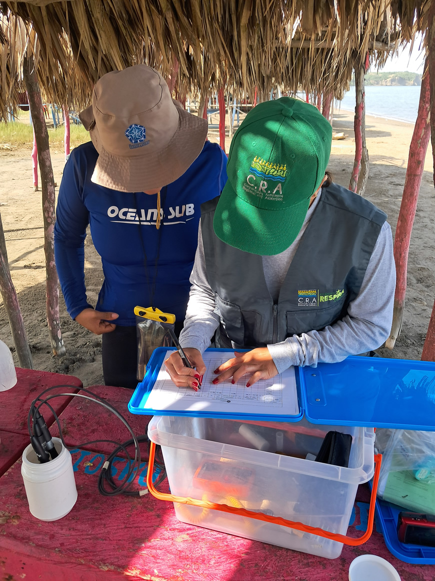 La C.R.A. evalúa la calidad del agua marina y costera en el Atlántico - Corporación Autónoma Regional del Atlántico | C.R.A - La Corporación Autónoma Regional del Atlántico – C.R.A., en el marco del Convenio 011 de 2025 suscrito con el Instituto de Investigaciones Marinas y Costeras José Benito Vives de Andréis – INVEMAR, evalúa la calidad del agua marina y costera en el Departamento, actividad que hace parte de la operación del nodo REDCAM (Red de Vigilancia para la Conservación y Protección de las Aguas Marinas y Costeras de Colombia).