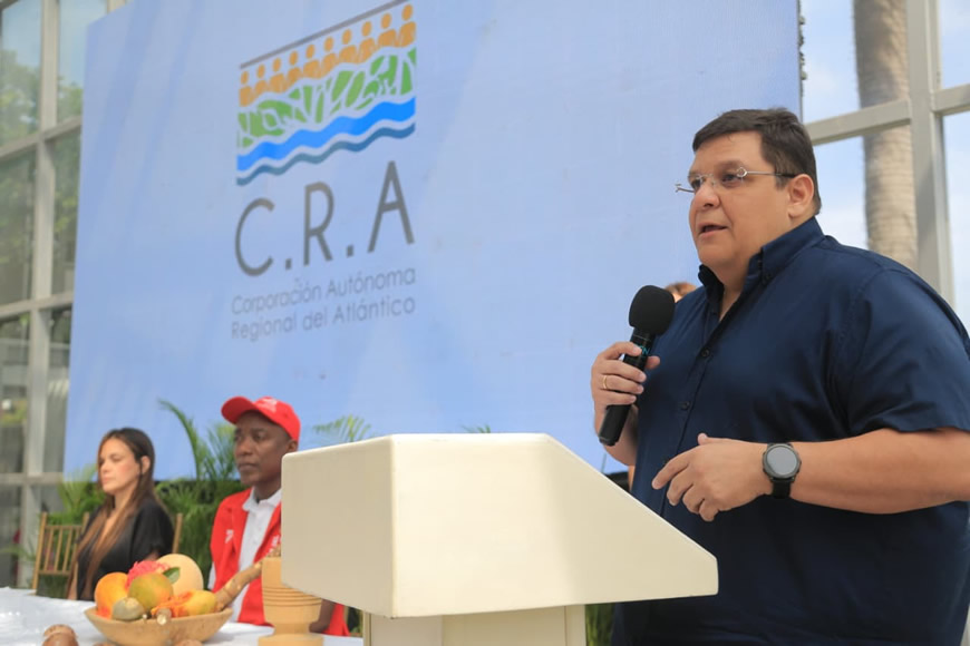 La Primera Guardia Infantil Ambiental del Atlántico “Herederos del Territorio” recibe el Bastón de Mando de la Guardia Mokaná - Corporación Autónoma Regional del Atlántico | C.R.A - En un acto que marca un antes y un después en la conservación de los saberes ancestrales y el fortalecimiento de las prácticas tradicionales en el departamento del Atlántico, realizado durante el Encuentro “Somos Sostenibilidad” de la Corporación Autónoma Regional del Atlántico C.R.A., se llevó a cabo la ceremonia de entrega del Bastón de Mando de la Guardia Mokaná a la Primera Guardia Infantil Ambiental “Herederos del Territorio”, una iniciativa pionera que busca sembrar desde la infancia el compromiso con la protección de nuestro entorno y las culturas originarias.  