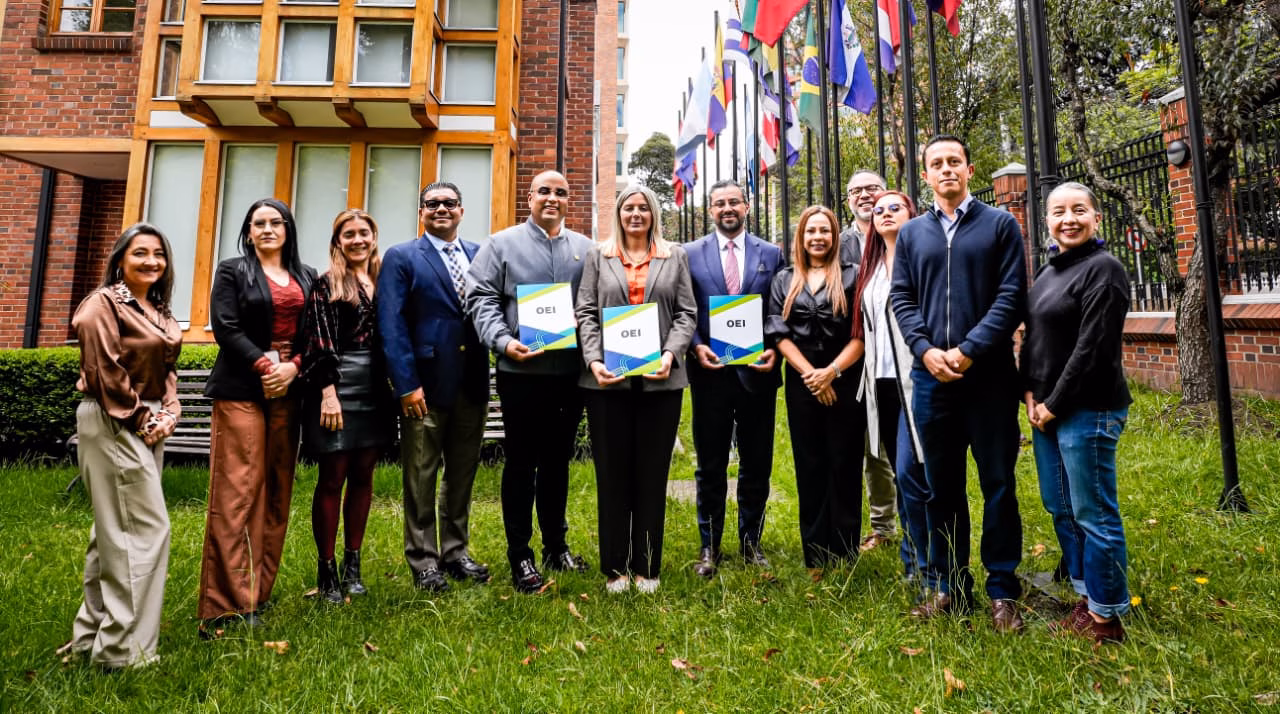 C.R.A. y OEI unen esfuerzos para fortalecer la agenda climática y de sostenibilidad territorial en el Atlántico - Corporación Autónoma Regional del Atlántico | C.R.A - La Corporación Autónoma Regional del Atlántico – C.R.A. y la Organización de Estados Iberoamericanos para la Educación, la Ciencia y la Cultura – OEI suscribieron un Memorando de Entendimiento que permitirá avanzar en acciones conjuntas orientadas al fortalecimiento de la gobernanza climática, la sostenibilidad territorial y la cooperación internacional en el departamento del Atlántico.