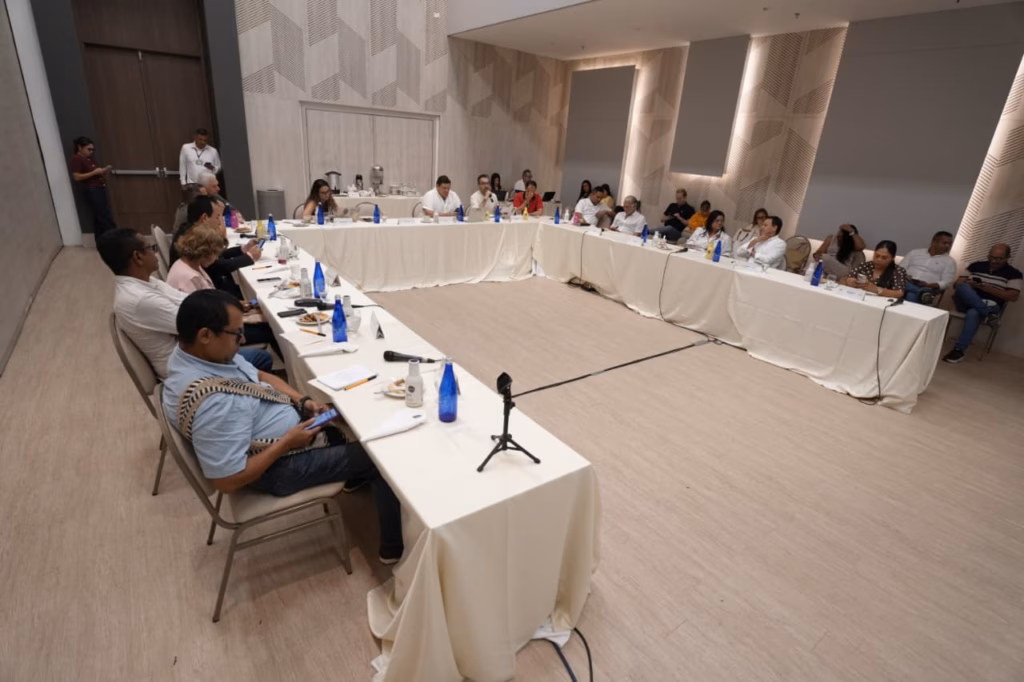 Consejo Directivo de la C.R.A. aprobó el informe de gestión del primer semestre de 2026 con importantes avances en la ejecución del Plan de Acción Institucional - Corporación Autónoma Regional del Atlántico | C.R.A - En sesión ordinaria, el Consejo Directivo de la Corporación Autónoma Regional del Atlántico - C.R.A., presidido por el gobernador del Atlántico, Eduardo Verano de la Rosa, aprobó por unanimidad el informe de gestión correspondiente al primer semestre de 2026, en el que la entidad reportó un 42 % de cumplimiento de sus metas físicas y un 58 % de avance financiero, con una inversión superior a $96.340 millones destinada a la ejecución de proyectos ambientales estratégicos para el departamento.